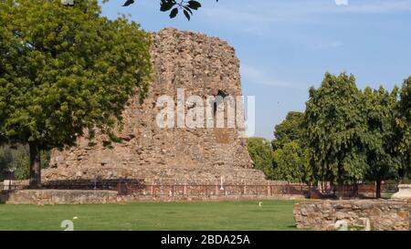 ruines d'alai minar au complexe qutub minar à delhi Banque D'Images