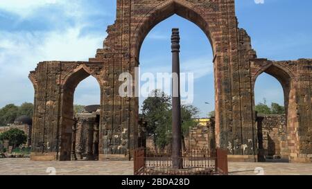 en regardant vers le pilier en fer à qutub minar Banque D'Images