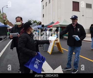 Los Angeles, États-Unis. 8 avril 2020. Une femme reçoit des masques donnés par la communauté chinoise américaine aux habitants de l'Alhambra, de Los Angeles, aux États-Unis, le 5 avril 2020. POUR ALLER AVEC "Feature: Groupe chinois américain équipe avec la ville américaine de l'Alhambra pour aider la communauté au milieu de COVID-19 pandémie" crédit: Xinhua/Alay Live News Banque D'Images