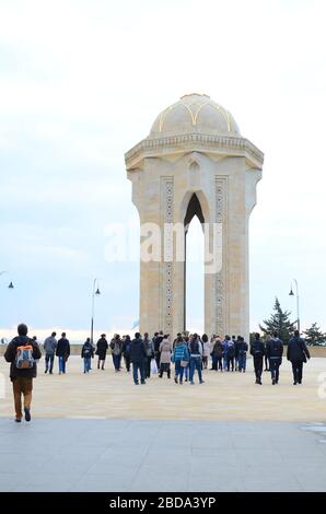 Les gens et les touristes visitant Alley of Martyrs à l'occasion de l'anniversaire de la tragédie du 20 janvier, lorsque l'armée soviétique a attaqué Bakou en 1990, tuant 137 personnes Banque D'Images