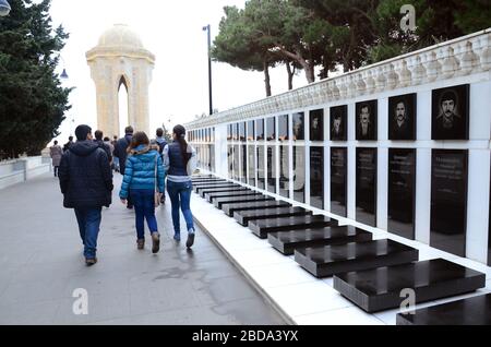 Les gens et les touristes visitant Alley of Martyrs à l'occasion de l'anniversaire de la tragédie du 20 janvier, lorsque l'armée soviétique a attaqué Bakou en 1990, tuant 137 personnes Banque D'Images
