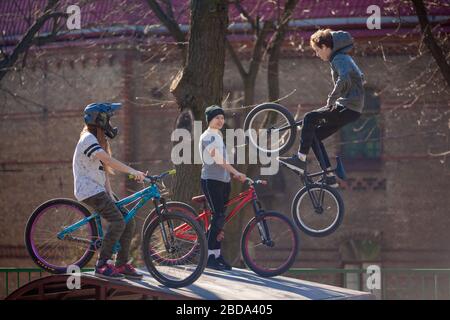 Lviv, Ukraine - 12 mars 2020: BMX dans le parc de skatepark de la ville. Un groupe d'adolescents sur les vélos BMX dans un parc de skate. Sports extrêmes. Banque D'Images