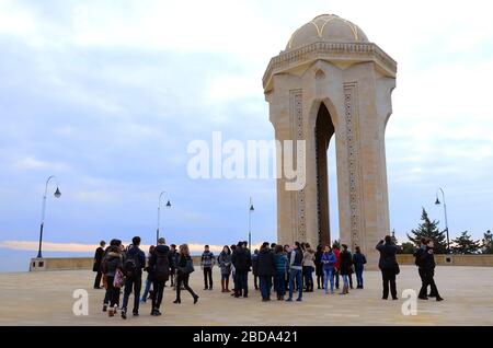 Les gens et les touristes visitant Alley of Martyrs à l'occasion de l'anniversaire de la tragédie du 20 janvier, lorsque l'armée soviétique a attaqué Bakou en 1990, tuant 137 personnes Banque D'Images