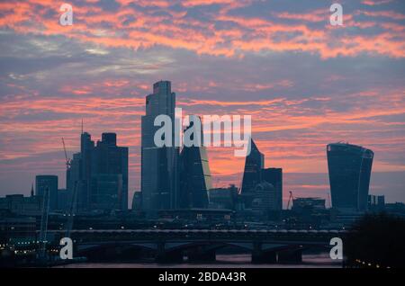 La ligne d'horizon de Londres au lever du soleil, montrant des gratte-ciel dans le quartier financier de la ville, y compris le Leadenhall Building, et 20 Fenchurch Street (également connu sous le nom de Walkie Talkie). Banque D'Images