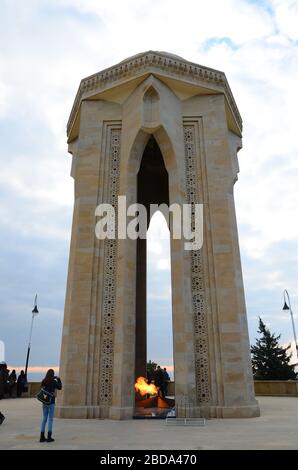 Les gens et les touristes visitant Alley of Martyrs à l'occasion de l'anniversaire de la tragédie du 20 janvier, lorsque l'armée soviétique a attaqué Bakou en 1990, tuant 137 personnes Banque D'Images