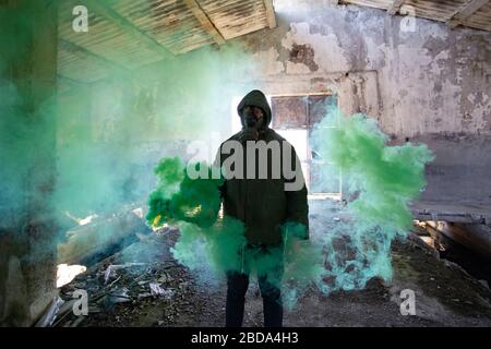 Survivant apocalyptique dans le masque à gaz dans la fumée. Catastrophe environnementale, concept armageddon. Banque D'Images