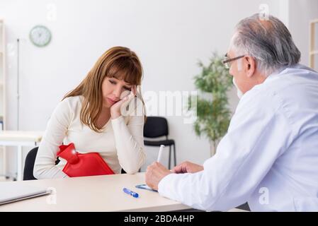 Femme enceinte médecin gynécologue Banque D'Images