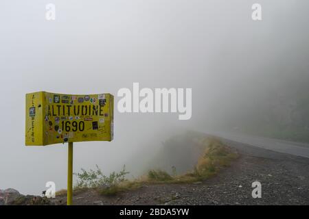 Arrêtez-vous à 1960 mètres d'altitude en traversant Transfagarasan, Roumanie Banque D'Images