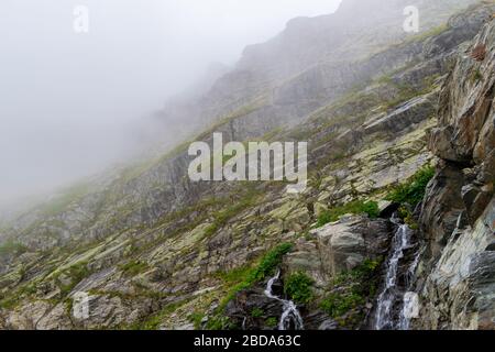 Rochers des montagnes de Fagaras, Transfagarasan, Roumanie Banque D'Images