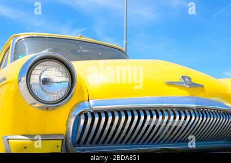 Gros plan sur une voiture russe classique jaune gaz Volga (usine d'automobile Gorky) Bulgarie Banque D'Images