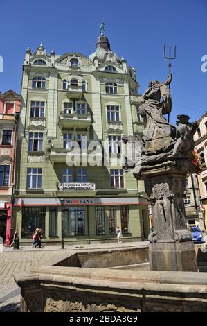 La maison de logement `Pod Hermesem' et la fontaine de Neptune. Swidnica, Voïvodie silésienne inférieure, Pologne. Banque D'Images