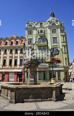 La maison de logement `Pod Hermesem' et la fontaine de Neptune. Swidnica, Voïvodie silésienne inférieure, Pologne. Banque D'Images