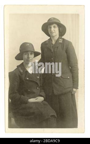 Début des années 1900 portrait de studio carte postale de deux jeunes femmes - bureau de poste général (GPO) les travailleurs postaux / les postfemmes - aider à fournir des lettres pour aider l'effort de guerre sur le front intérieur, vers 1916 Royaume-Uni Banque D'Images