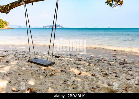 Verrouillage de Covid-19. Une balançoire en bois vide se trouve sur la plage déserte de l'île de Ko Yao Noi, dans la baie de Phang-Nga, près de Phuket, en Thaïlande Banque D'Images