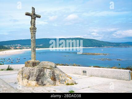 Cruceiro et plage de Langosteira. Finisterre, la Corogne, Galice, Espagne. Banque D'Images