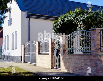 clôture en fer forgé. vert ivy. élévation de l'extérieur de la maison blanche. balcon français et porte en verre. concept de propriété. vie urbaine. style de vie moderne Banque D'Images