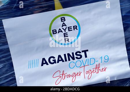 Cologne, Allemagne. 7 avril 2020. La société Bayer fait don de tampons de désinfection à la ville de Cologne. Ici, lors de la remise de la centrale incendie de Koln-Kalk. Koln, le 7 avril 2020 | utilisation dans le monde crédit: dpa/Alay Live News Banque D'Images