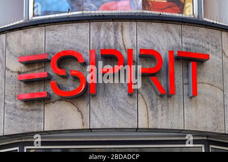 Cologne, Allemagne. 7 avril 2020. Une branche du groupe de mode Esprit, qui veut utiliser la procédure de protection en raison de la crise corona. Koln, le 7 avril 2020 | utilisation dans le monde crédit: dpa/Alay Live News Banque D'Images