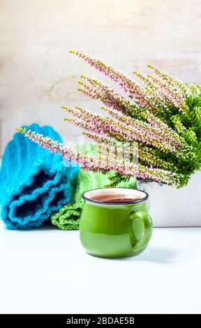 Bouquet de bruyère, tasse à thé et écharpe tricotée, foyer sélectif Banque D'Images