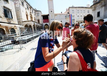 Fans de football français, préparation de la finale de la coupe du monde 2018, dans la vieille ville de Dubrovnik, en Croatie. Banque D'Images