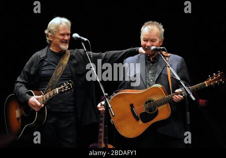 Les chanteurs et auteurs-compositeurs américains Kris Kristofferson (à gauche) et John Prine se produisent en direct sur scène au King Center for the Performing Arts. Prine est décédé le 7 avril 2020 des complications du coronavirus. Banque D'Images