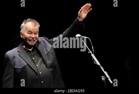 Melbourne, Floride, États-Unis. 13 mai 2011. Le chanteur et compositeur américain John Prine se produit en direct sur scène au King Center for the Performing Arts. Prine est décédé le 7 avril 2020 des complications du coronavirus. Crédit: Paul Hennessy/SOPA Images/ZUMA Wire/Alay Live News Banque D'Images