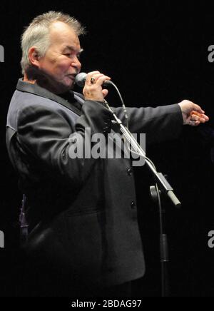 Melbourne, Floride, États-Unis. 13 mai 2011. Le chanteur et compositeur américain John Prine se produit en direct sur scène au King Center for the Performing Arts. Prine est décédé le 7 avril 2020 des complications du coronavirus. Crédit: Paul Hennessy/SOPA Images/ZUMA Wire/Alay Live News Banque D'Images