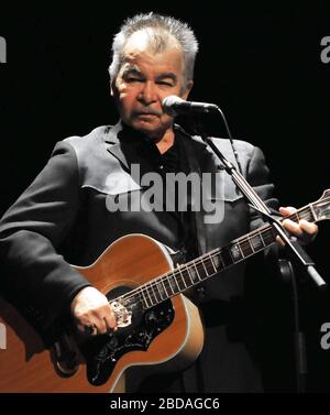 Melbourne, Floride, États-Unis. 13 mai 2011. Le chanteur et compositeur américain John Prine se produit en direct sur scène au King Center for the Performing Arts. Prine est décédé le 7 avril 2020 des complications du coronavirus. Crédit: Paul Hennessy/SOPA Images/ZUMA Wire/Alay Live News Banque D'Images
