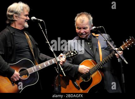 Melbourne, Floride, États-Unis. 13 mai 2011. Les chanteurs et auteurs-compositeurs américains Kris Kristofferson (à gauche) et John Prine se produisent en direct sur scène au King Center for the Performing Arts. Prine est décédé le 7 avril 2020 des complications du coronavirus. Crédit: Paul Hennessy/SOPA Images/ZUMA Wire/Alay Live News Banque D'Images