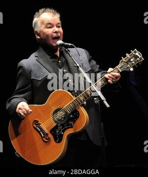 Melbourne, Floride, États-Unis. 13 mai 2011. Le chanteur et compositeur américain John Prine se produit en direct sur scène au King Center for the Performing Arts. Prine est décédé le 7 avril 2020 des complications du coronavirus. Crédit: Paul Hennessy/SOPA Images/ZUMA Wire/Alay Live News Banque D'Images