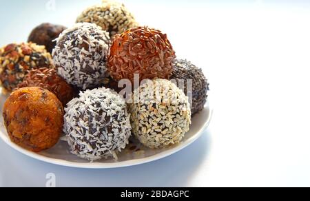 boulettes d'énergie à base de fruits secs et de graines. Des aliments crus utiles. Gros plan de l'espace de copie. Banque D'Images