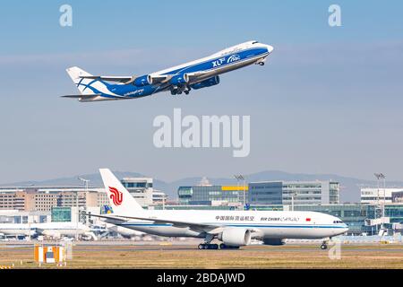 Francfort, Allemagne - 7 avril 2020 : Air Bridge Cargo Boeing 747-8F et Air China Cargo Boeing 777 avion à l'aéroport de Francfort (FRA) en Allemagne. Banque D'Images