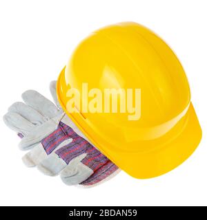 Casque en plastique jaune et gants de protection isolés sur fond blanc. Concept de travail sûr Banque D'Images