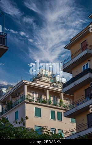 Rome, Italie, 25.12.2019: Bâtiment résidentiel haut de gamme dans le centre de Rome. Bâtiment avec balcons, ciel nuageux Banque D'Images