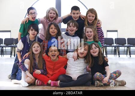 Portrait du groupe d'enfants profitant de l'atelier de Drama ensemble Banque D'Images