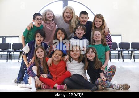 Portrait du groupe d'enfants avec un enseignant en profitant de l'atelier de Drama ensemble Banque D'Images