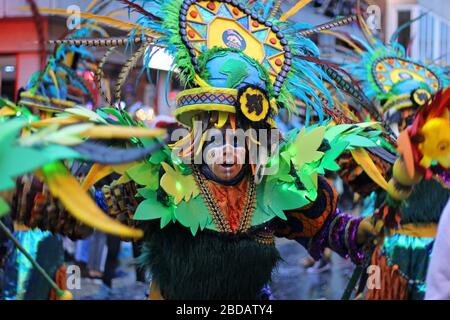 AALST, BELGIQUE, 23 FÉVRIER 2020: Un carnaval inconnu participant à des danses colorées de costume dans le défilé annuel de Mardi gras. Banque D'Images