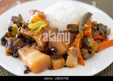 Un plat culinaire traditionnel populaire aux Philippines connu sous le nom de porc adobo Banque D'Images