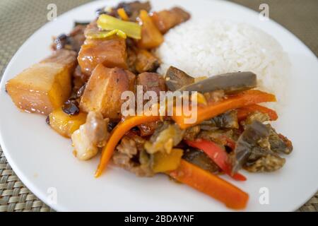 Un plat culinaire traditionnel populaire aux Philippines connu sous le nom de porc adobo Banque D'Images