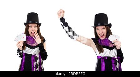 La jolie fille en costume de jester avec des cartes isolées sur blanc Banque D'Images