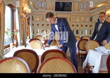 Serveurs au travail dans le restaurant voiture du train; service de restauration occupation; dîner voiture; train de luxe Banque D'Images