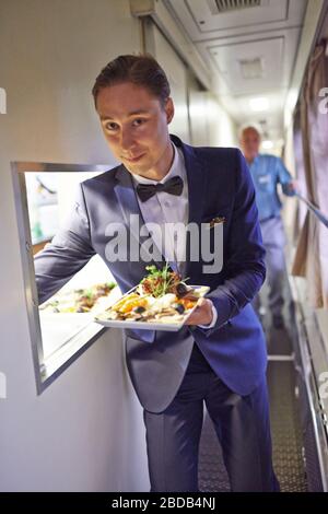 Serveurs au travail dans le restaurant voiture du train; service de restauration occupation; dîner voiture; train de luxe Banque D'Images