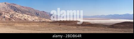 Amargosa Range et le bassin de Badwater, Death Valley National Park, Californie, États-Unis. Banque D'Images