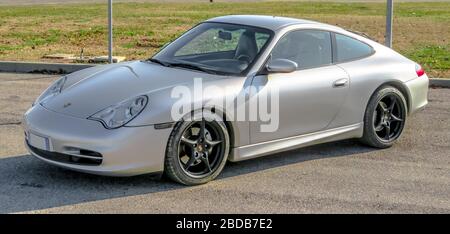 Bologne, Italie - 6 février 2019 : vue rapprochée d'une voiture de sport turbo grise, Porsche Carrera 996 ou Porsche 911 dans un parc. Banque D'Images