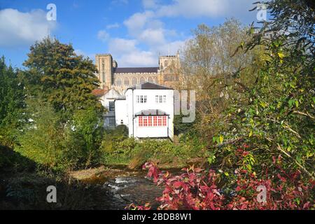 rivière skell coule par ripon cathédrale yorkshire royaume-uni Banque D'Images