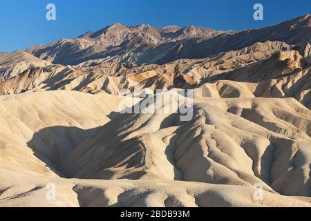 Formations de grès à Zabriskie point dans le parc national de Death Valley, Californie, États-Unis. Banque D'Images