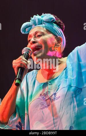 Omara Portuondo du Club social Orquesta Buena Vista qui se déroule au festival WOMAD, Charlton Park, Royaume-Uni. 29 juillet 12 Banque D'Images