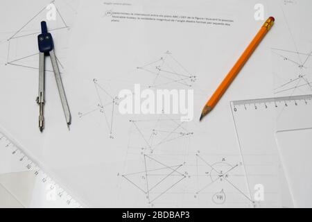 Table de dessin technique avec crayon, compas de dessin, règles, papiers Banque D'Images