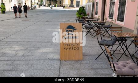 Győr Hongrie 2020 06 30: Panneau d'affichage dans un café appelé la moustache en café (hongrois Kávébajuz. Banque D'Images