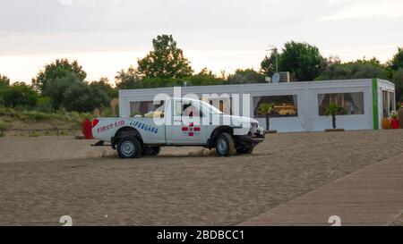 Cavallino Treporti Italie 08 16 2019: La voiture de secours et de secourisme va dans le sable sur la plage de la marina. Banque D'Images